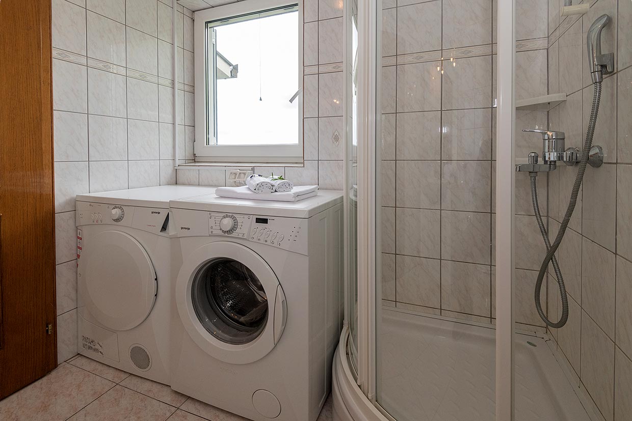 Badezimmer mit Waschmaschine, Villa Borak / 34