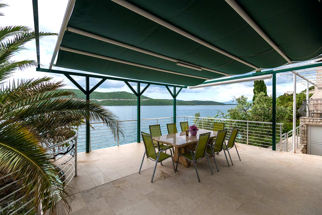 Terrasse mit Tisch, Villa Borak / 43