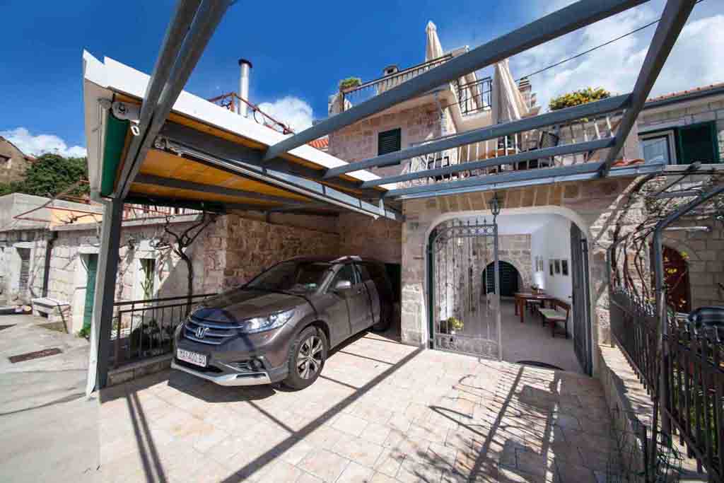 Covered parking for your car, Hus Palmina / 03