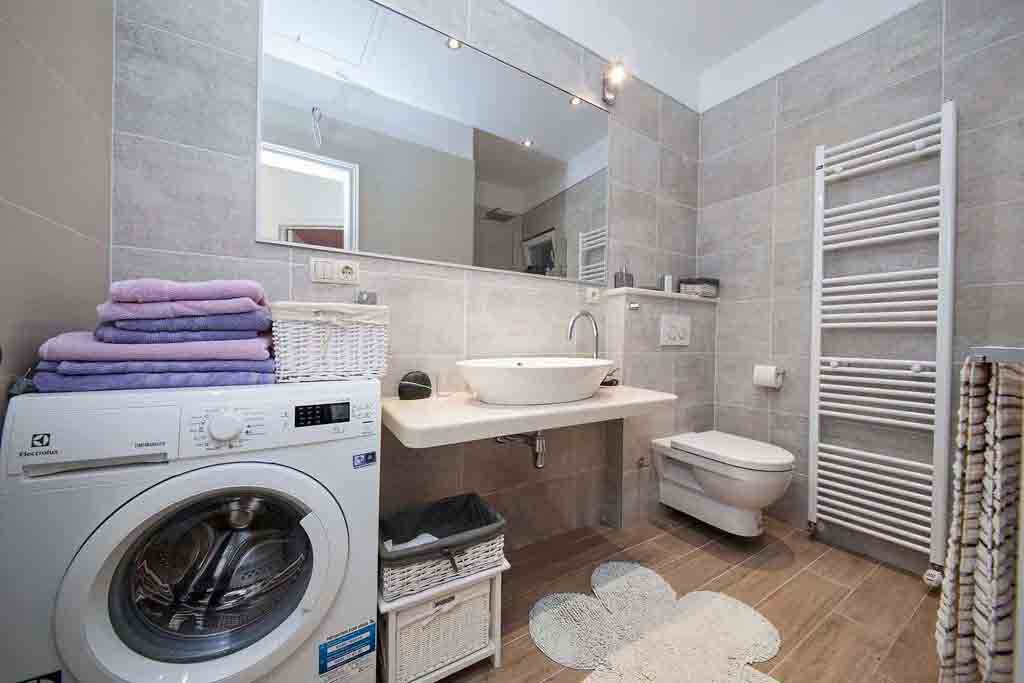 Romslig bad, Hus Palmina / 33