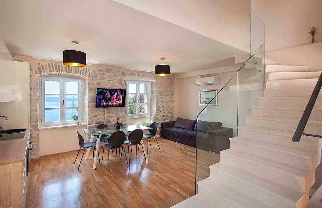 Salon ze schodami wewnętrznymi - Villa Dani / 21